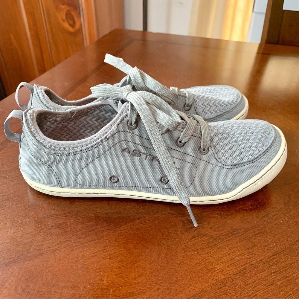 Astral Loyak size 7 in Grey/White.